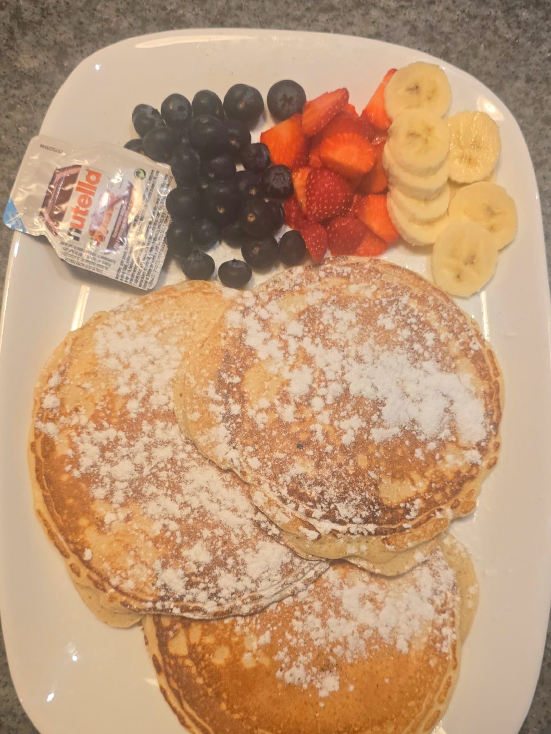 Pancake fruit trio Aardbei, blauwe bessen, banaan en nutella
