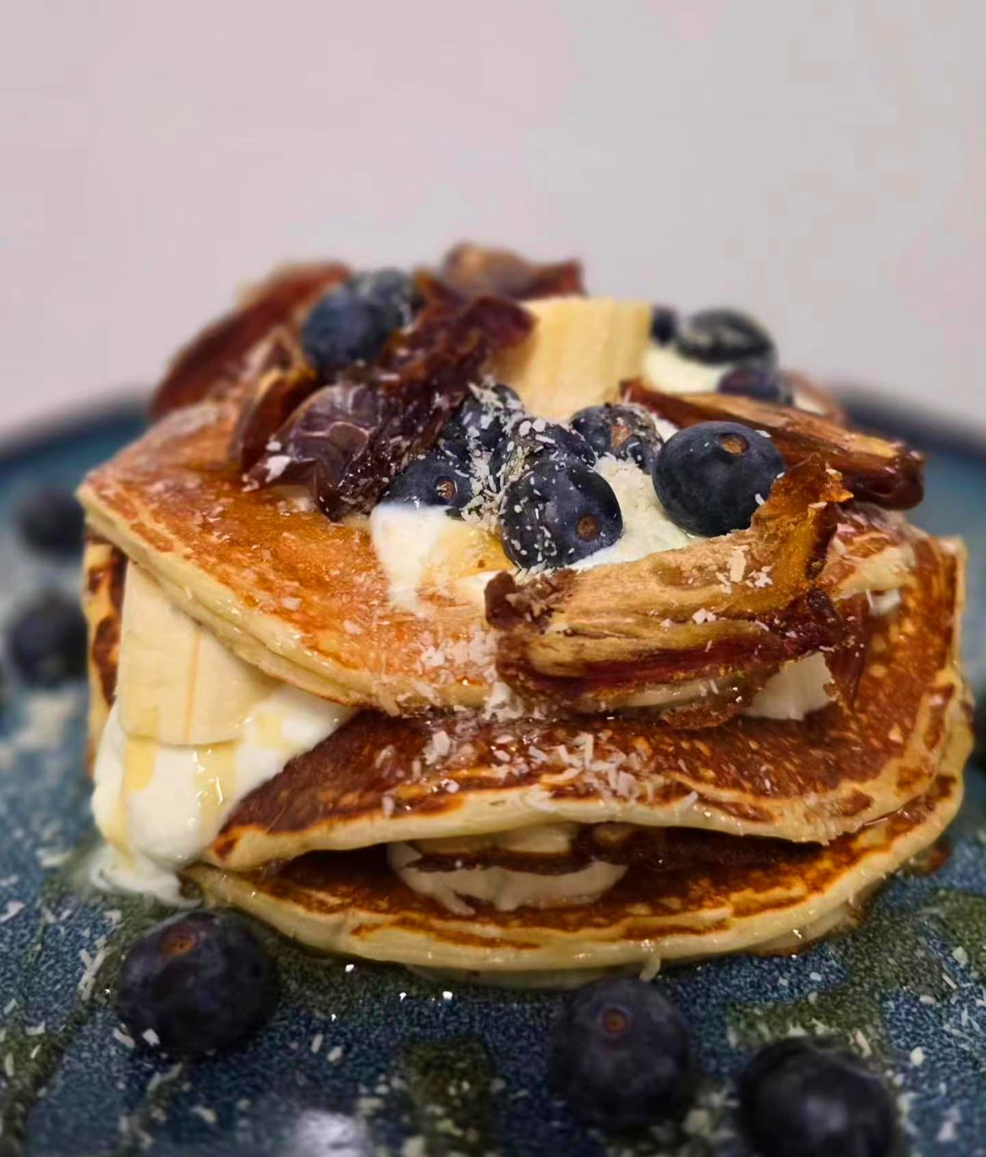 Pancake Yof met Yoghurt, banaan, honing, dadels en kokos
