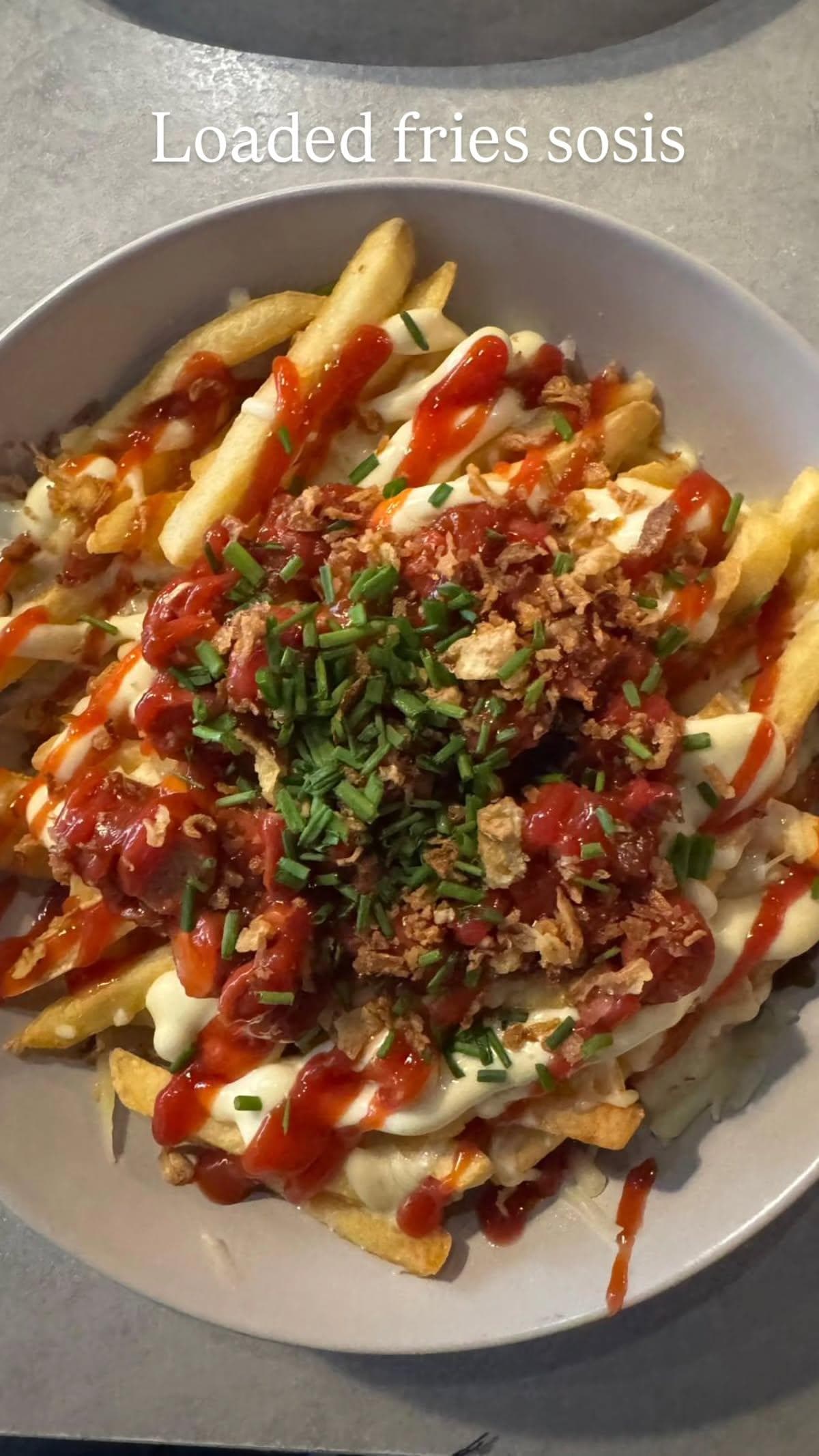 Loaded Fries Sosis met sambal en ketchup