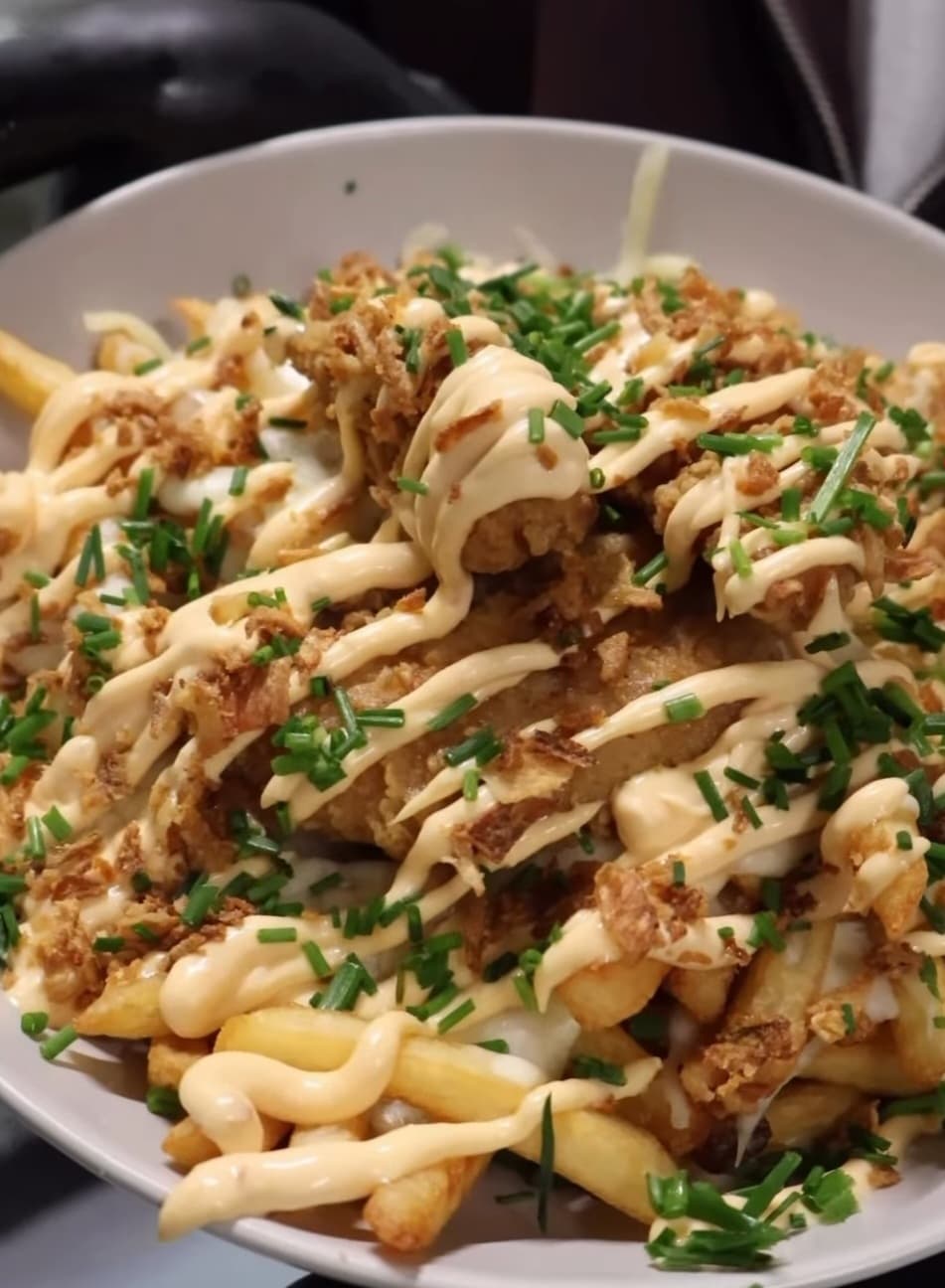 Loaded fries Ela's samurai saus